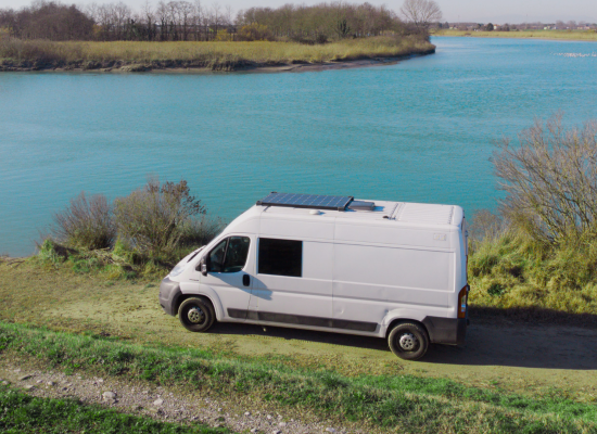 véhicule aménagé vue lac