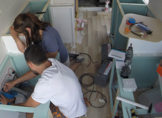 couple aménage un fourgon électricité