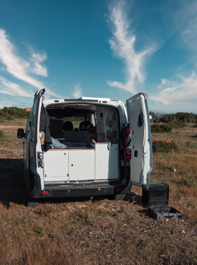 fourgon amenage sur un spot en espagne