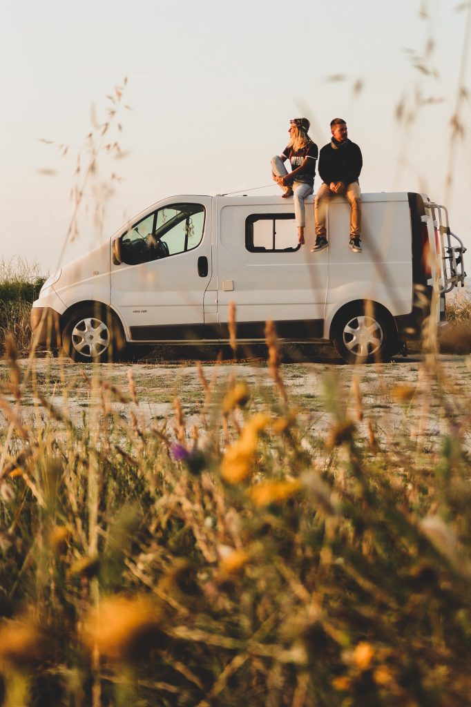 couple de voyageurs sur un fourgon am&eacute;nag&eacute; l1h1