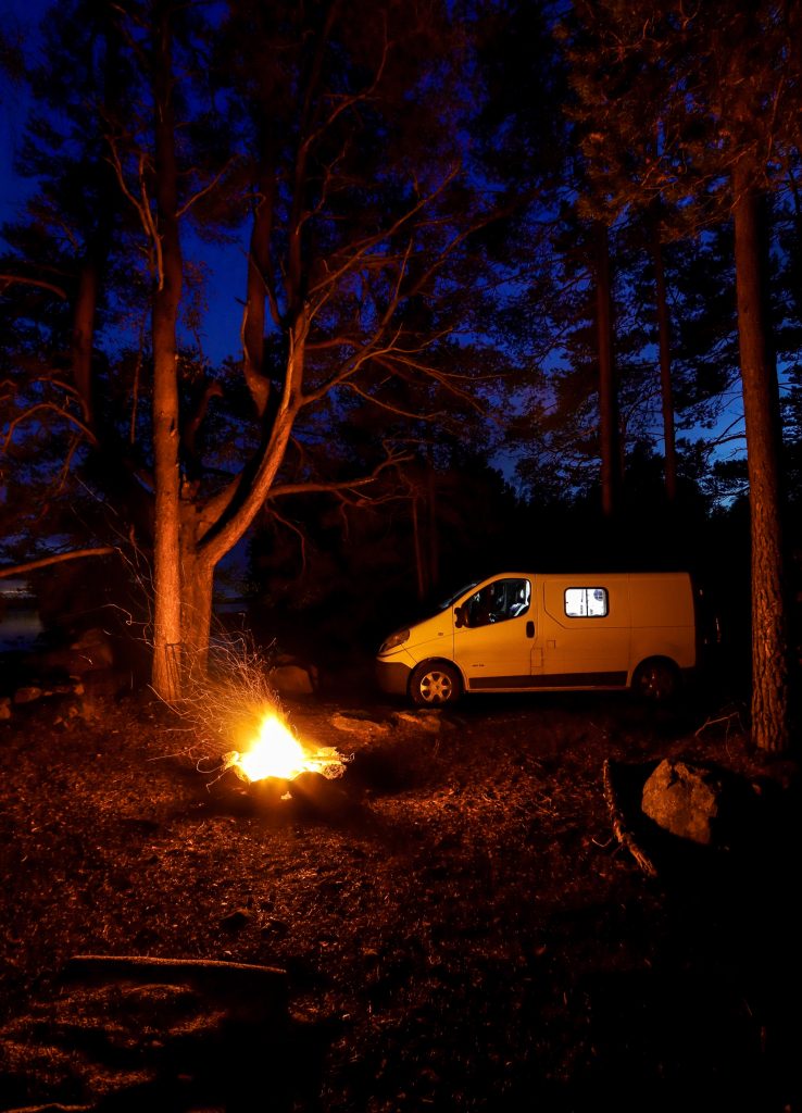 fourgon am&eacute;nag&eacute; trafic dans la nature avec feu de camp