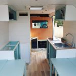 construction des meubles en bois dans un fourgon aménagé