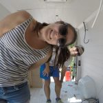 couple qui aménage un fourgon