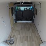 pose du parquet dans un fourgon aménagé