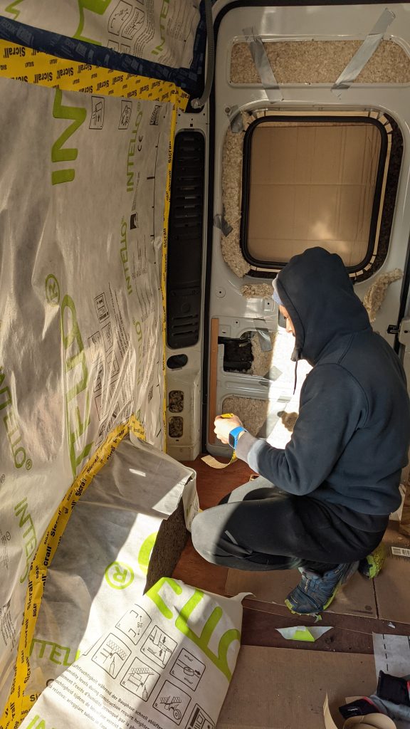 pose du pare vapeur dans un fourgon