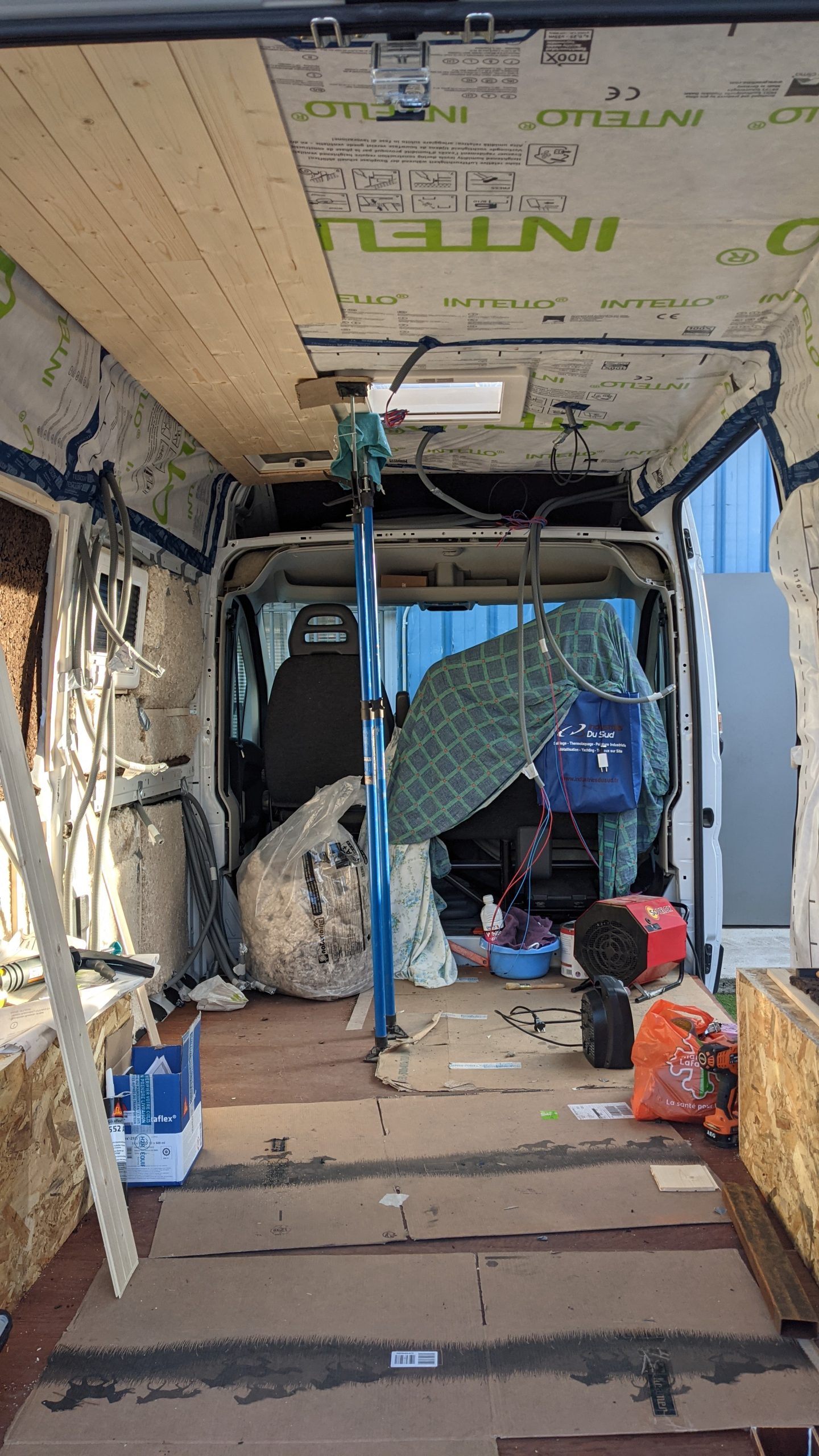 fourgon à l'étape de l'isolation en travaux