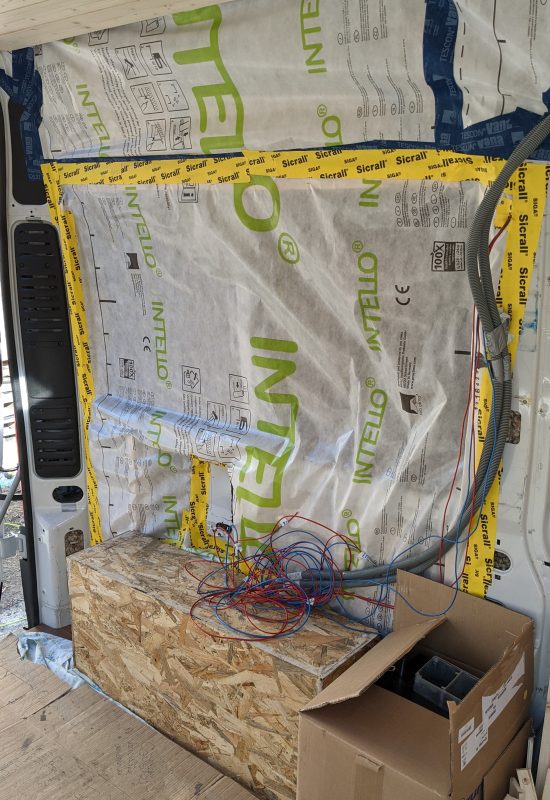 pose du pare vapeur pour isoler un fourgon aménagé