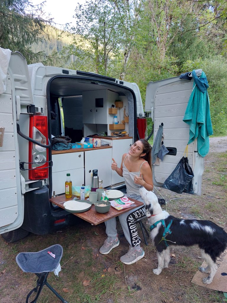 voyageuse en van sur un spot en été