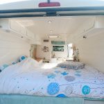 intérieur fourgon aménagé L3H2 bois et blanc, lit confortable