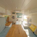 intérieur fourgon aménagé L3H2 bois et blanc et bleu, banquette en U