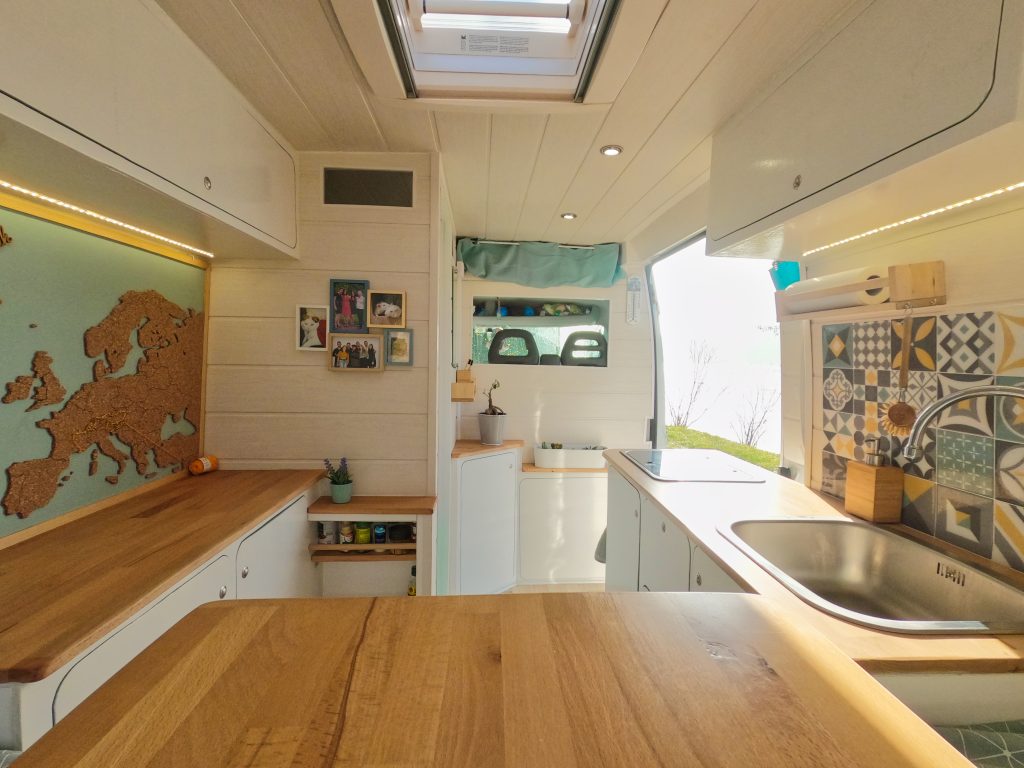 int&eacute;rieur fourgon am&eacute;nag&eacute; L3H2 bois et blanc