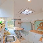 aménagement de fourgon L3H2 bois et blanc cuisine avec évier