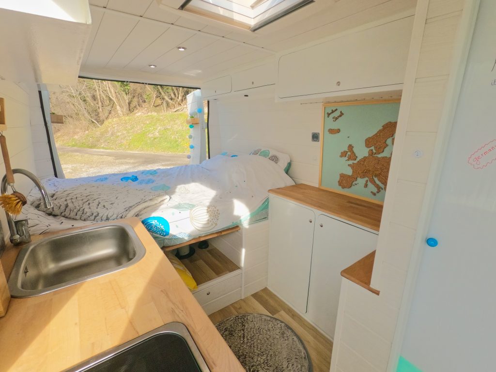 interieur d'un fourgon L3h2 am&eacute;nag&eacute; blanc et bois