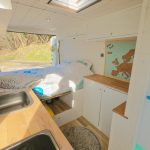 interieur d'un fourgon L3h2 aménagé blanc et bois