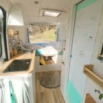 aménagement de fourgon L3H2 bois et blanc plaque de cuisson gaz