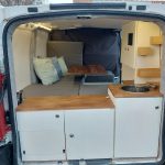 aménagement intérieur petit fourgon cuisine bois et blanc
