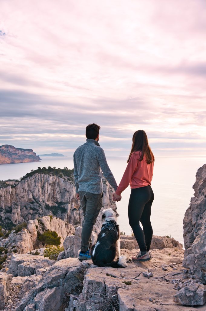 couple voyageurs avec un chien dans les calanques