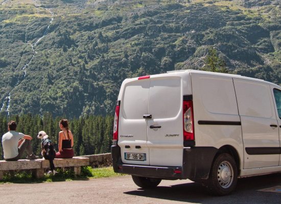 couple voyageurs en van alpes suisse