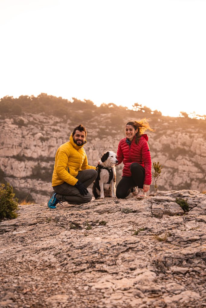 couple randonneurs et voyageurs avec un chien dans les calanques