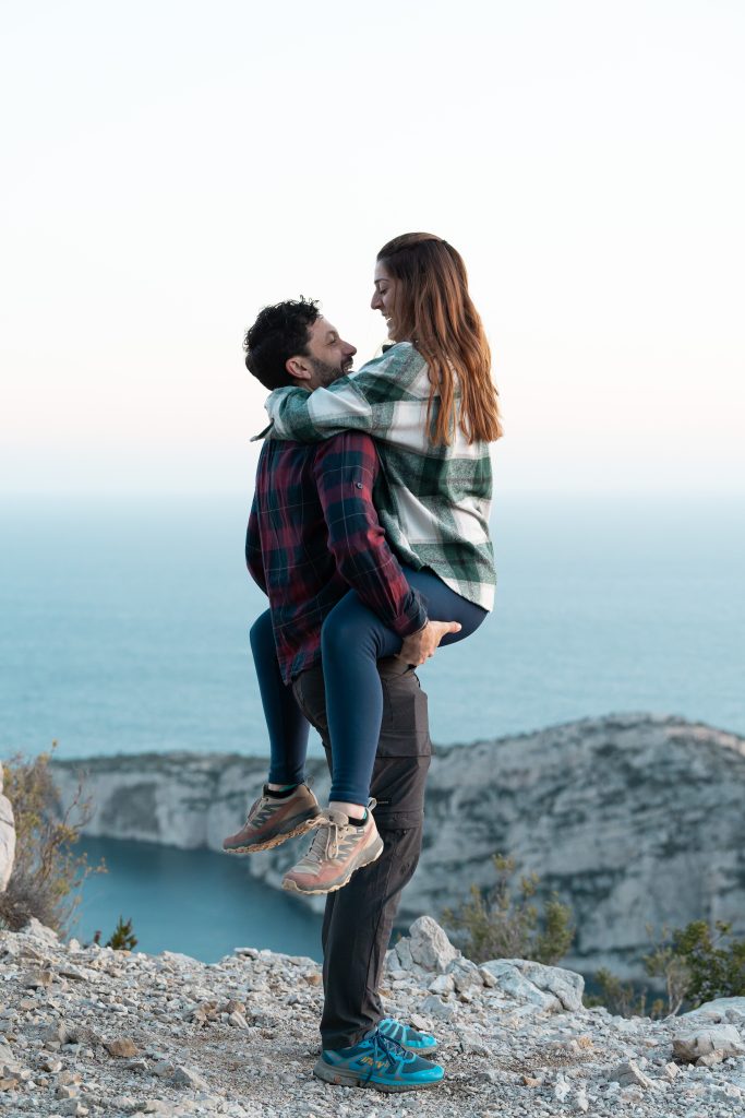 couple amoureux de voyageurs dans les calanques