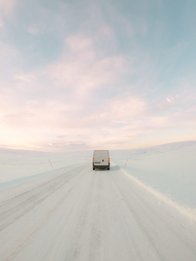 fourgon L3h2 aménagé sur route enneigée