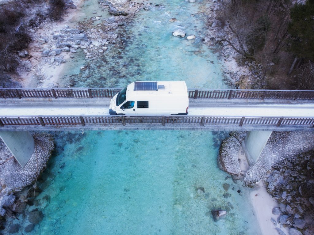 fourgon am&eacute;nag&eacute; sur une route enneig&eacute;e en Slov&eacute;nie