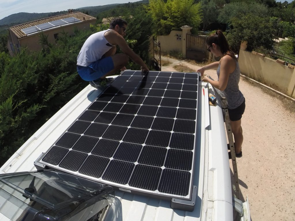 couple aménage fourgon panneau solaire