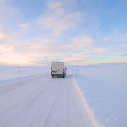fourgon qui roule dans la neige