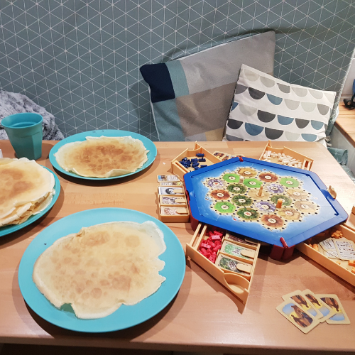 jeux de société et crêpes dans un fourgon