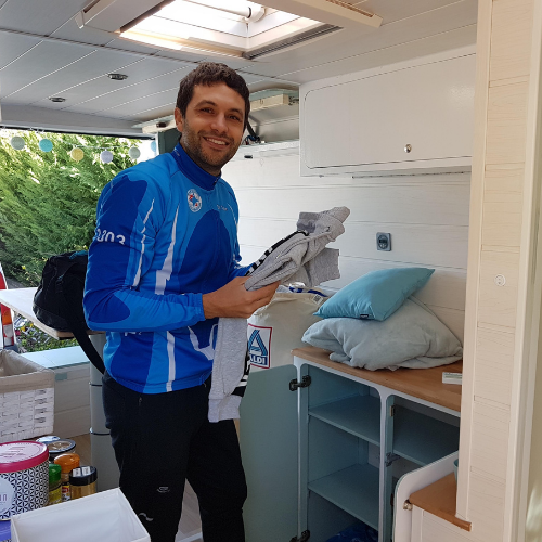 meuble de rangement en bois dans un fourgon fait main