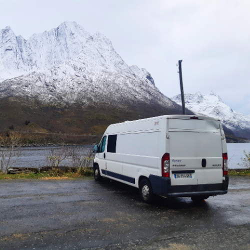 van aménagé en norvège dans la neige