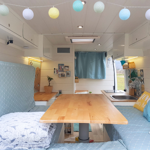 intérieur van L3H2 aménagé banquette en u