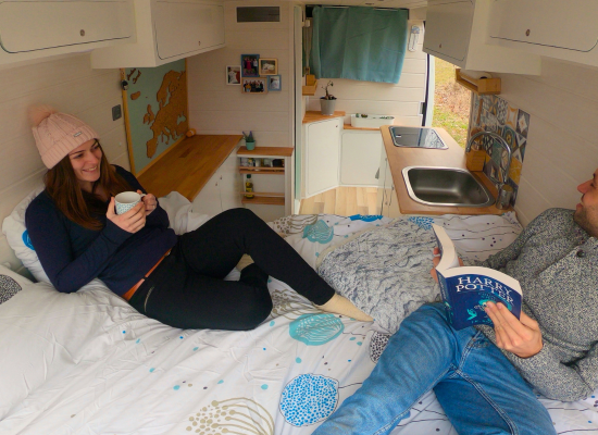 couple dans fourgon aménagé lit convertible