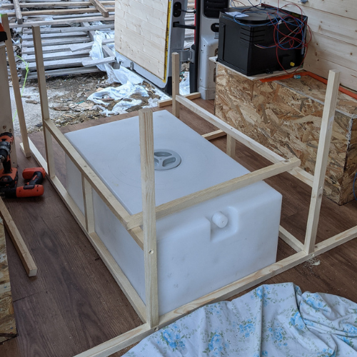 installation cuve d'eau dans un van