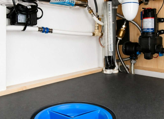 cuve d'eau et pompe dans un van aménagé