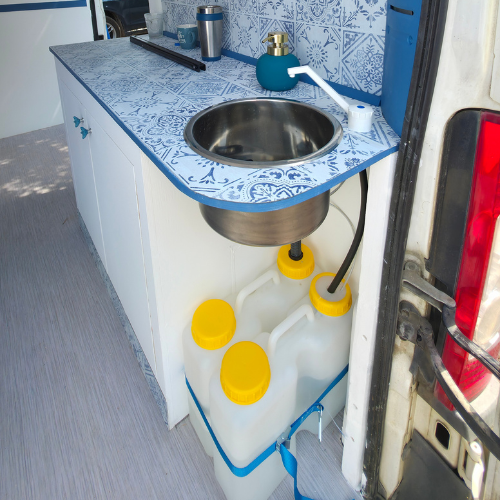 évier avec jerricane dans un L1H1