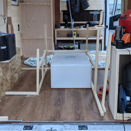 cuve eau propre dans un van en aménagement