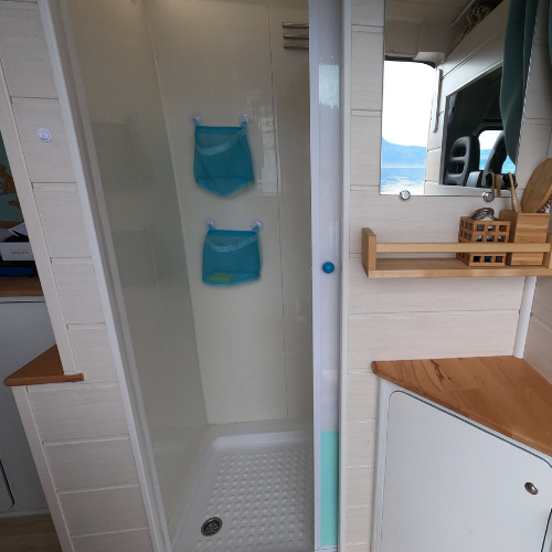 salle de bain blanche dans un fourogn aménagé