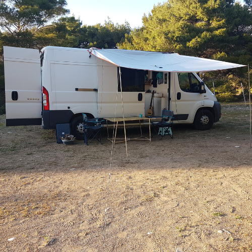 fourgon aménagé avec un auvent