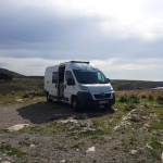 van garé en nature avec ciel couvert