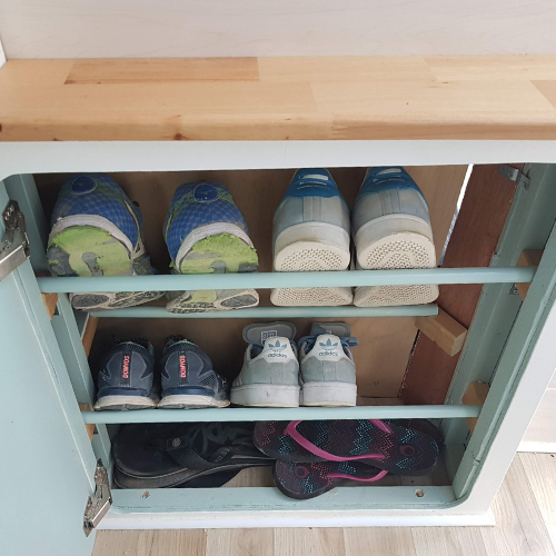 meubles à chaussures dans un van