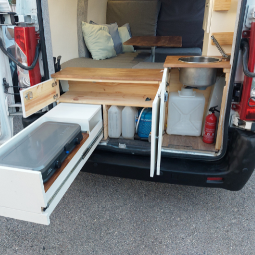 mini cuisine avec jerricane dans un jumpy