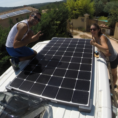 coupe qui installe un panneau solaire sur un fourgon