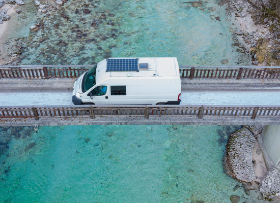 van avec panneau solaire sur un pont en Slovénie