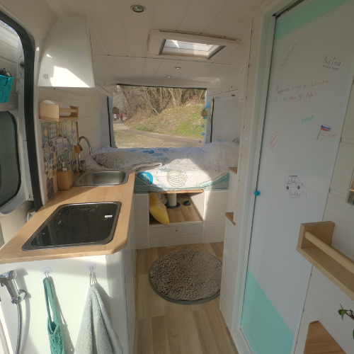 intérieur van aménagé blanc et bois L3H2