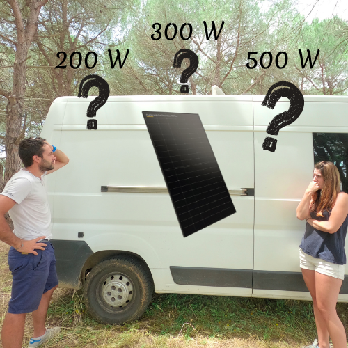 couple qui réfléchit à la puissance d'un panneau solaire sur fourgon