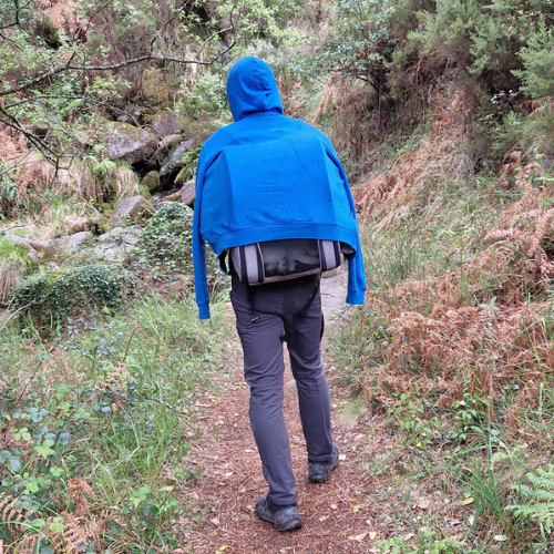 randonneur sous la pluie au portugal