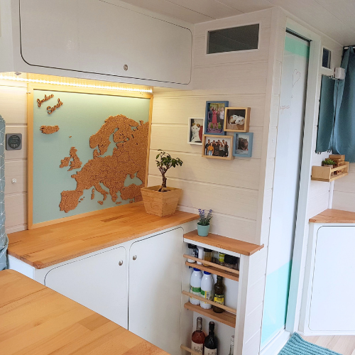 range épices dans un fourgon aménagé