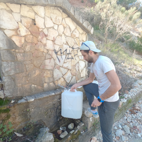 remplissage de jerrican à une fontaine