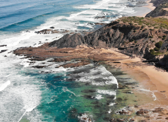 falaises et océan praia da amoreira